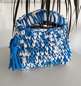 Sac bleu et blanc avec breloque
