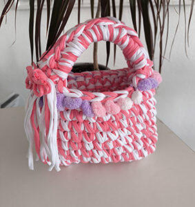 Sac rose et blanc avec pompons